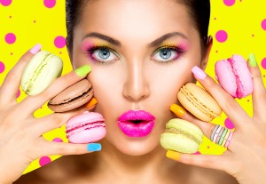 Bild: Frau mit bunten Süßigkeiten